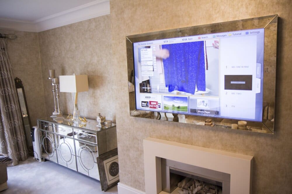 آینه کاری دیوار پشت تلویزیون در اتاق نشیمن | هونیک